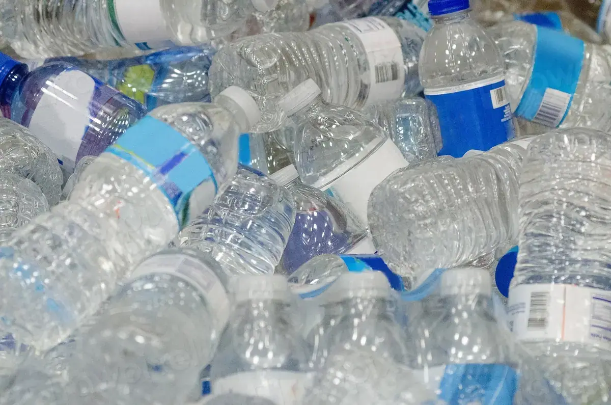 Garrafas plásticas acumuladas para reciclagem