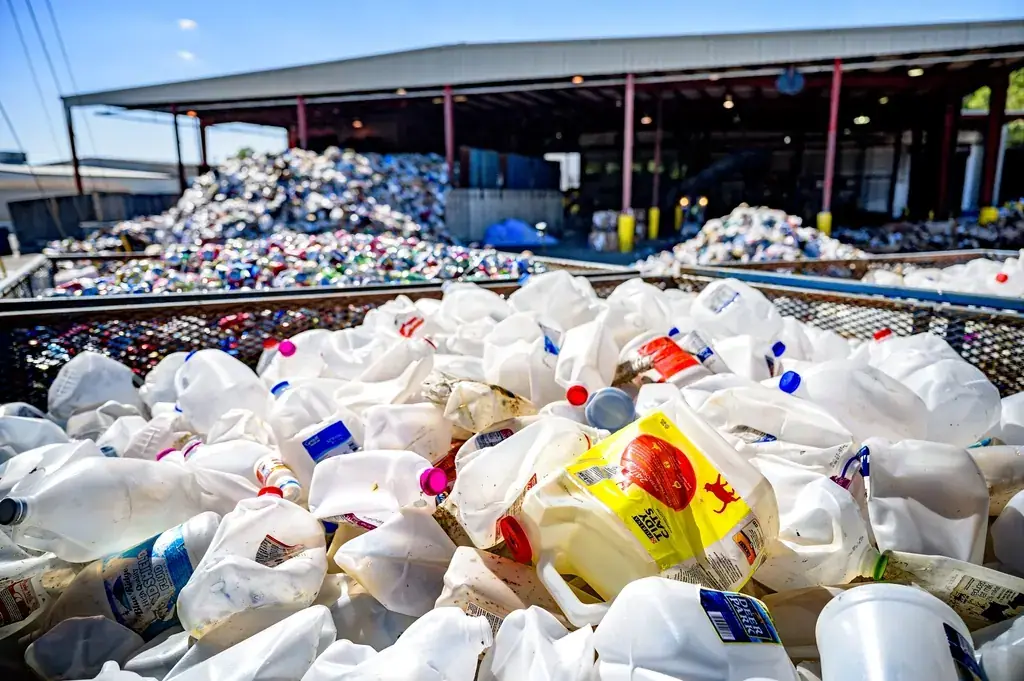 Esteira de triagem com materiais recicláveis sendo separados